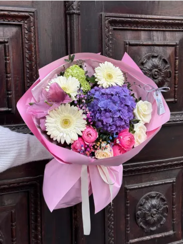 Buchet din hortensie, gerbera, trandafir, gypsophila și crin „Nicoleta”