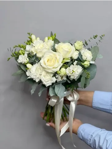 Свадебный букет из роз, эустом и фрезии