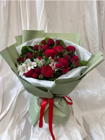 Bouquet of peony-shaped roses and alstroemeria