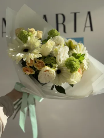 Букет из герберы, вибурнума, белой розы, кустовой розы и нарцисса "Мелания"