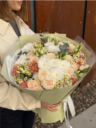 Букет из хризантемы, гвоздики, эустомы, кустовой розы и полевых ромашек "Амалия"