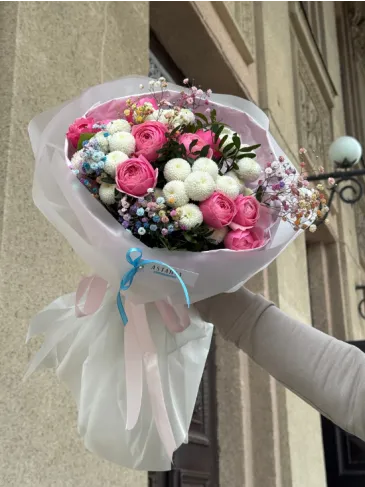 Buchet din trandafir cu aspect de bujor, crizantemă și gypsophila „Melissa”
