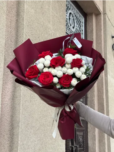 Buchet din crizantemă și trandafir roșu „Victoria”