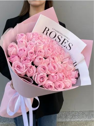 Buchet din 51 de trandafiri roz olandezi