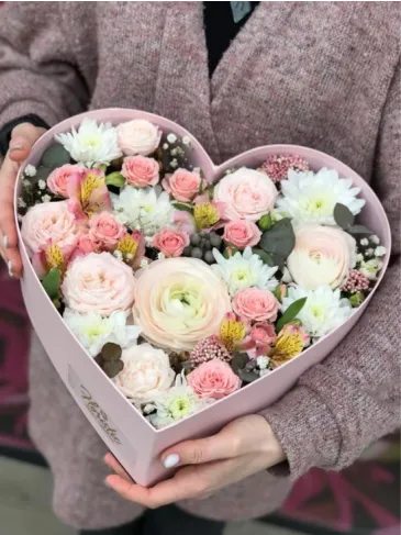 Compoziție florală în cutie în formă de inimă „Gingășie”