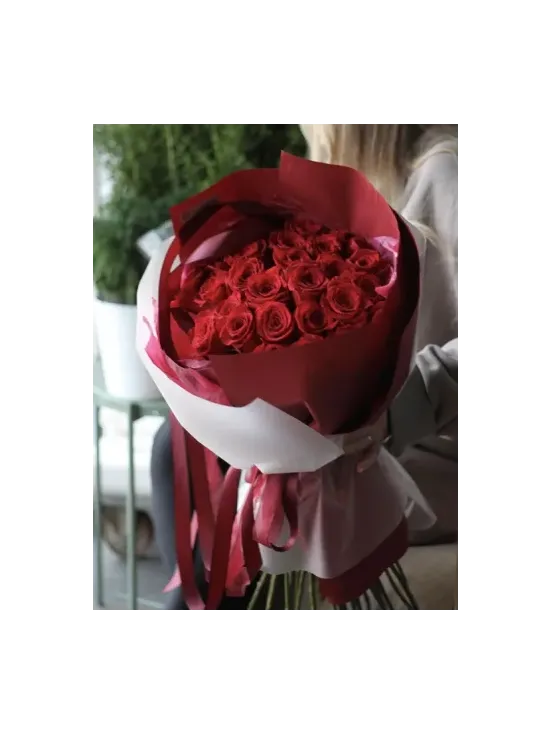 Buchet de 25 de trandafiri roșii „Amelia”
