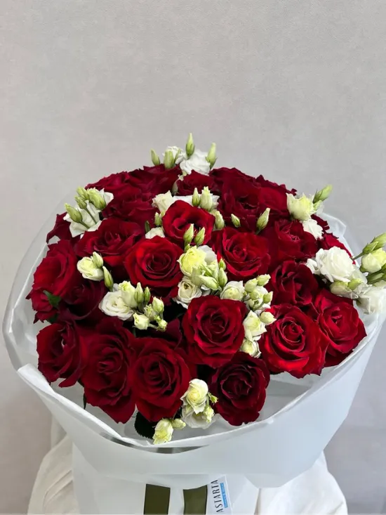 Buchet din trandafiri roșii și eustoma „Miroslava”