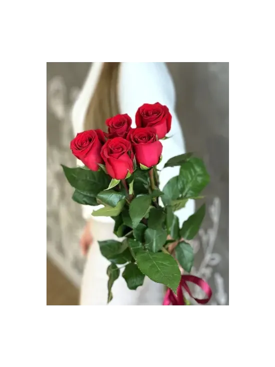 Buchet din trandafiri roșii înalți