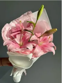 Buchet de crini roz „Melinda”