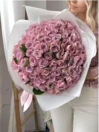 Buchet din 101 trandafiri mov „Anabel”