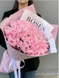 Buchet din 51 de trandafiri roz olandezi