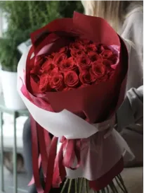Buchet de 25 de trandafiri roșii „Amelia”
