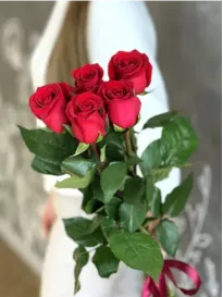 Buchet din trandafiri roșii înalți