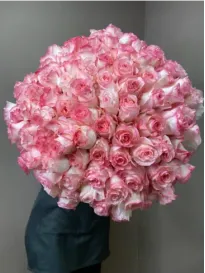 Buchet din 101 trandafiri roz „Jumilia”