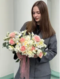 Buchet din trandafiri, narcise și iriși "Estelle"