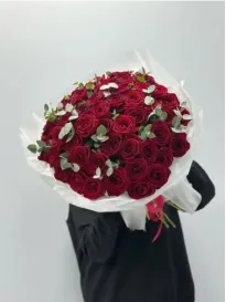 Букет из красной розы и эвкалиптом "Мадлен"